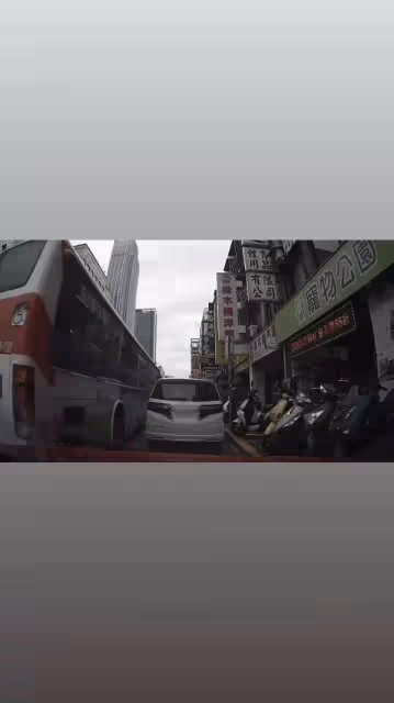 遭巴士「按喇叭逼車」　陶喆公開行車記錄儀怒批：道路不屬於你！