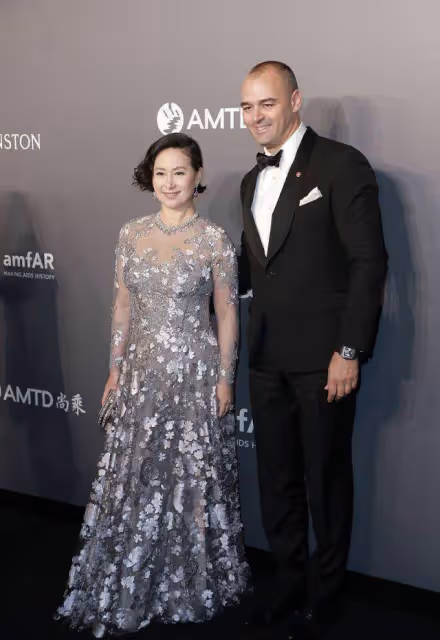 何超瓊近照曝光,肉感身材真有優勢,穿銀色薄紗連衣裙配短髮,太有豪門氣質,網友:夠霸氣