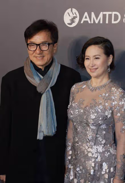 何超瓊近照曝光,肉感身材真有優勢,穿銀色薄紗連衣裙配短髮,太有豪門氣質,網友:夠霸氣