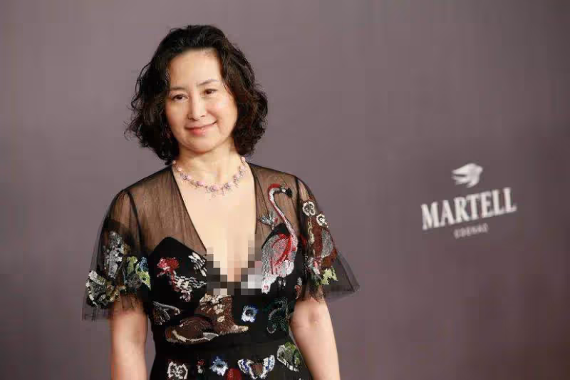 何超瓊近照曝光,肉感身材真有優勢,穿銀色薄紗連衣裙配短髮,太有豪門氣質,網友:夠霸氣