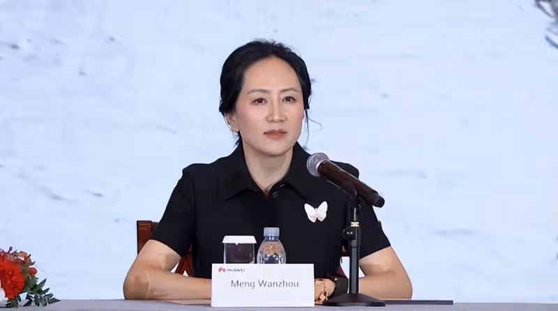坐擁百億資產,自己開一臺10萬元的老車,女兒一條裙卻近3萬元