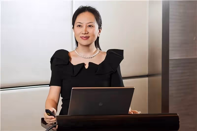 坐擁百億資產,自己開一臺10萬元的老車,女兒一條裙卻近3萬元