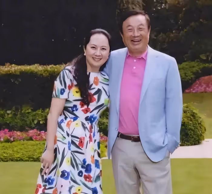 坐擁百億資產,自己開一臺10萬元的老車,女兒一條裙卻近3萬元