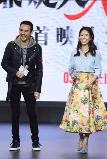 45歲林心如撞衫40歲范冰冰,只差5歲臉打針沒打針一眼看穿,網友:氣質差距可真大