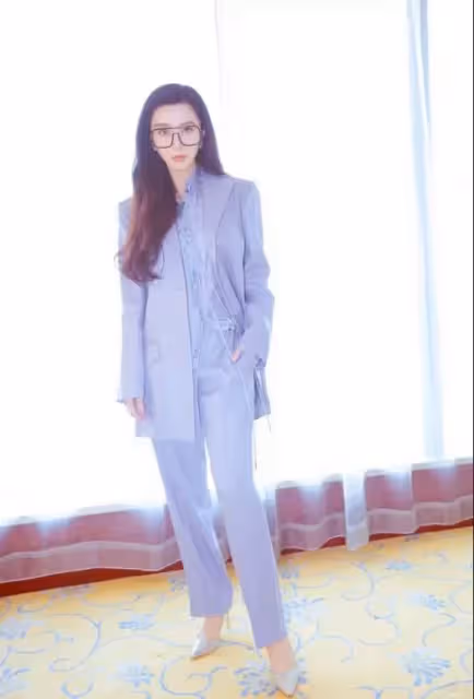 45歲林心如撞衫40歲范冰冰,只差5歲臉打針沒打針一眼看穿,網友:氣質差距可真大
