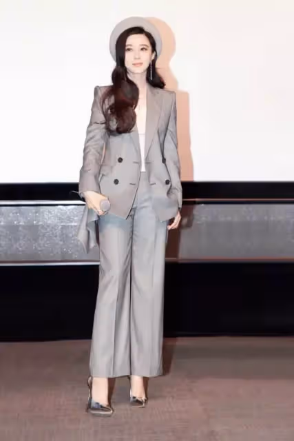 45歲林心如撞衫40歲范冰冰,只差5歲臉打針沒打針一眼看穿,網友:氣質差距可真大