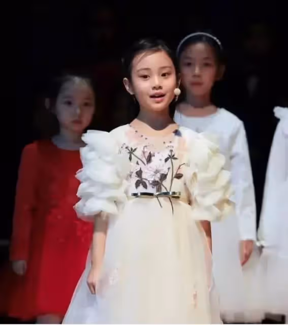粉絲夢碎了!《爸回》李小鵬女兒奧莉顏值「斷崖式」下降「方臉塌鼻頭」被碾壓,網喊:接受不了
