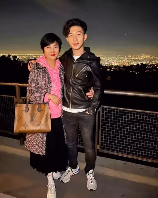 獨自定居臺灣 崔佩儀「偽單身現狀曝光」如今沒牽絆 獨子赴美念書「仍常常想到她」欣慰：沒白疼兒