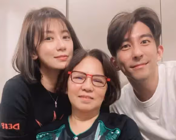 賈靜雯曬三個女兒,咘咘最美,波妞女漢子,17歲梧桐妹打扮顯成熟,網友:一家美人胚子