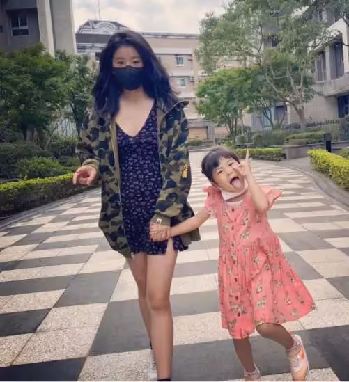 賈靜雯曬三個女兒,咘咘最美,波妞女漢子,17歲梧桐妹打扮顯成熟,網友:一家美人胚子