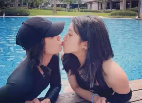 賈靜雯曬三個女兒,咘咘最美,波妞女漢子,17歲梧桐妹打扮顯成熟,網友:一家美人胚子