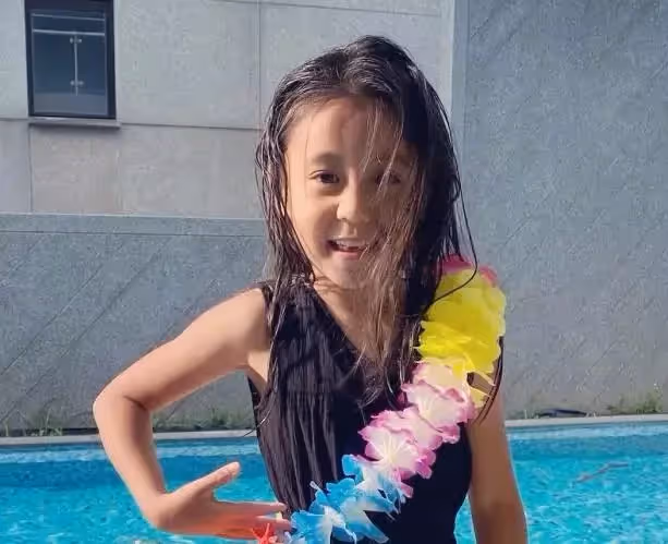 賈靜雯曬三個女兒,咘咘最美,波妞女漢子,17歲梧桐妹打扮顯成熟,網友:一家美人胚子