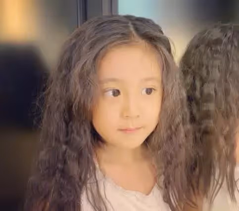 賈靜雯曬三個女兒,咘咘最美,波妞女漢子,17歲梧桐妹打扮顯成熟,網友:一家美人胚子