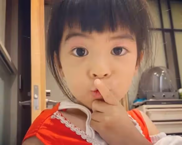 賈靜雯曬三個女兒,咘咘最美,波妞女漢子,17歲梧桐妹打扮顯成熟,網友:一家美人胚子