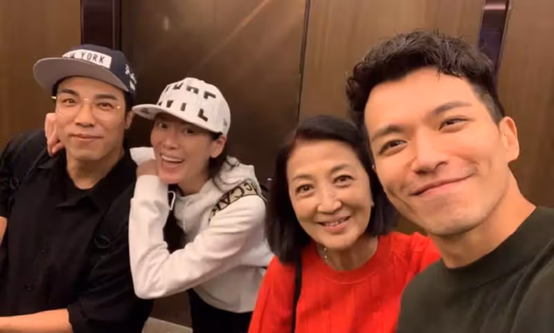 74歲「瑛姑」馬海倫全家福罕曝光,戲裡綠葉紅花,戲外兒孫滿堂半億身家,全家行山不會累,網贊:真正人生贏家