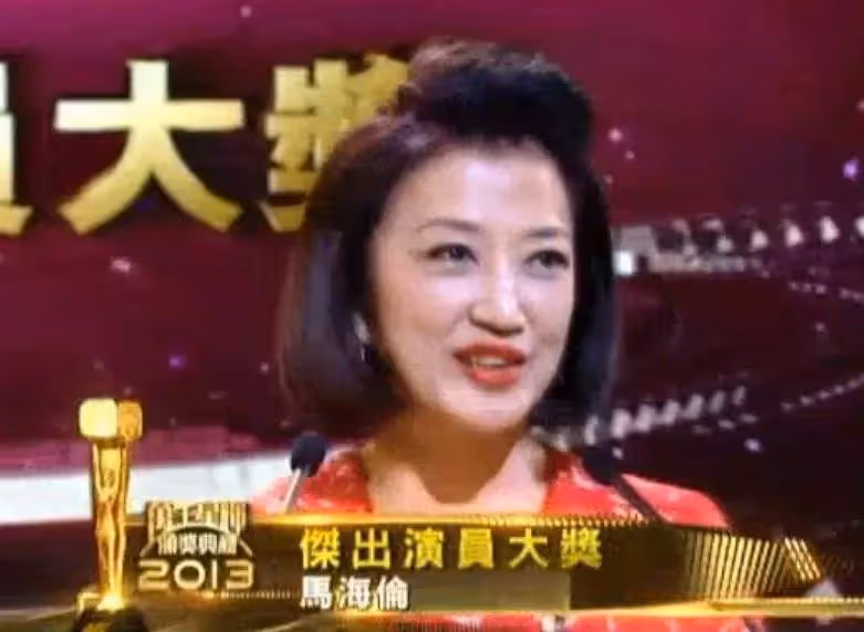 74歲「瑛姑」馬海倫全家福罕曝光,戲裡綠葉紅花,戲外兒孫滿堂半億身家,全家行山不會累,網贊:真正人生贏家