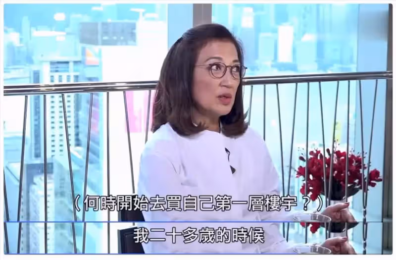 74歲「瑛姑」馬海倫全家福罕曝光,戲裡綠葉紅花,戲外兒孫滿堂半億身家,全家行山不會累,網贊:真正人生贏家