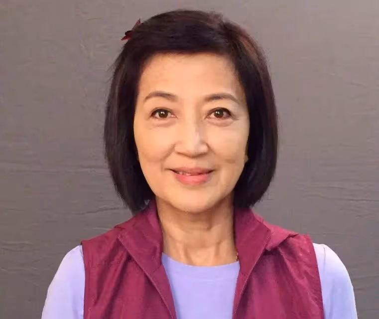 74歲「瑛姑」馬海倫全家福罕曝光,戲裡綠葉紅花,戲外兒孫滿堂半億身家,全家行山不會累,網贊:真正人生贏家