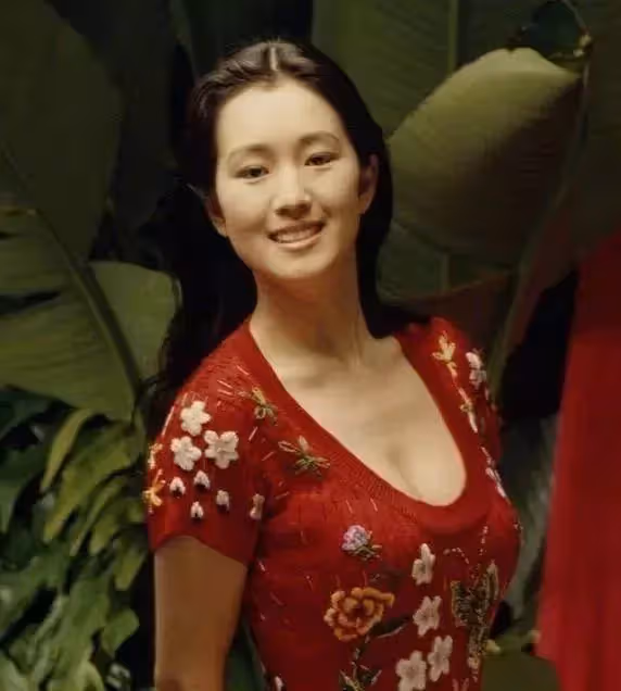 張藝謀鞏俐早年合照曝光，郎才女貌，般不般配一目了然