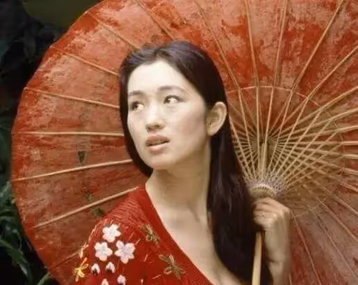 張藝謀鞏俐早年合照曝光，郎才女貌，般不般配一目了然