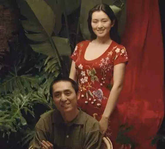 張藝謀鞏俐早年合照曝光，郎才女貌，般不般配一目了然