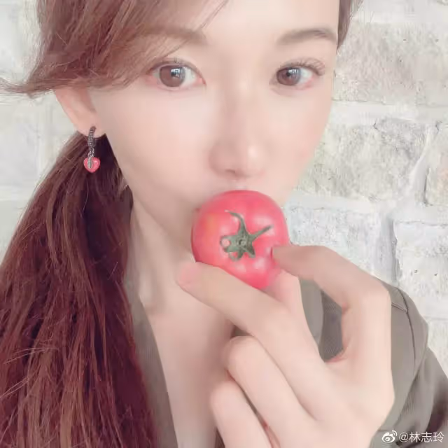 47歲林志玲曬近照，面容似十幾歲小姑娘，身上無絲毫產後痕跡
