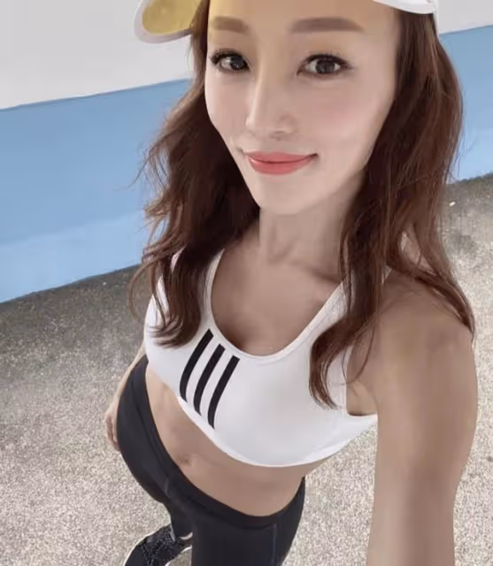 宣布改回舊名！45歲香港女星進軍內地市場，因自稱名模掀網友罵戰