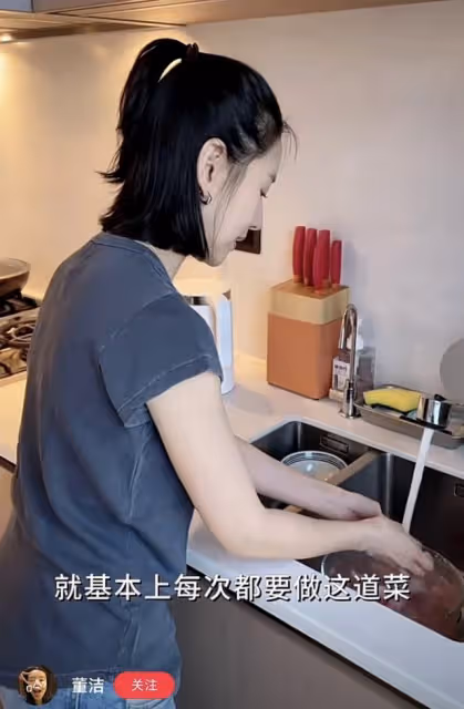 董潔13歲兒子罕露面,一雙大長腿矚目高顏值搶眼,五官像極潘粵明