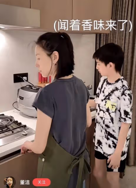董潔13歲兒子罕露面,一雙大長腿矚目高顏值搶眼,五官像極潘粵明