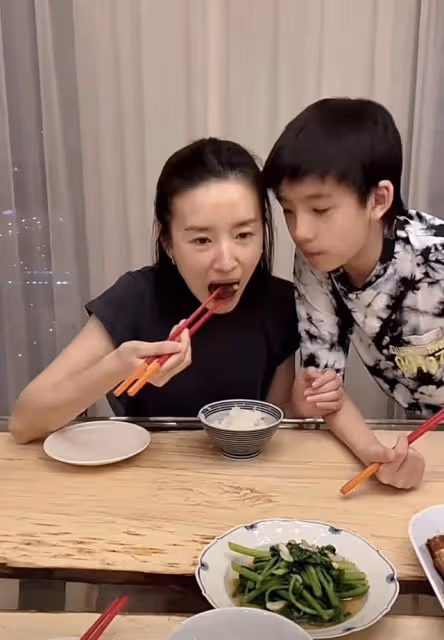 董潔13歲兒子罕露面,一雙大長腿矚目高顏值搶眼,五官像極潘粵明