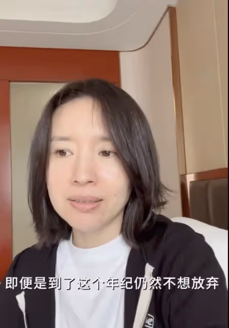 董潔13歲兒子罕露面,一雙大長腿矚目高顏值搶眼,五官像極潘粵明