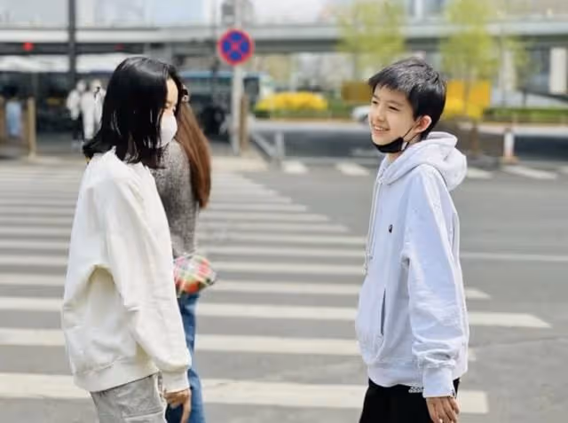 董潔13歲兒子罕露面,一雙大長腿矚目高顏值搶眼,五官像極潘粵明