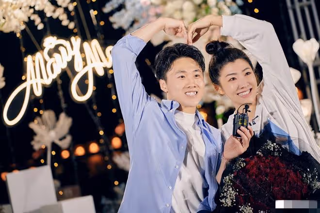 奧運冠軍徐夢桃被求婚成功！男友單膝下跪獻大鑽戒，女方激動落淚