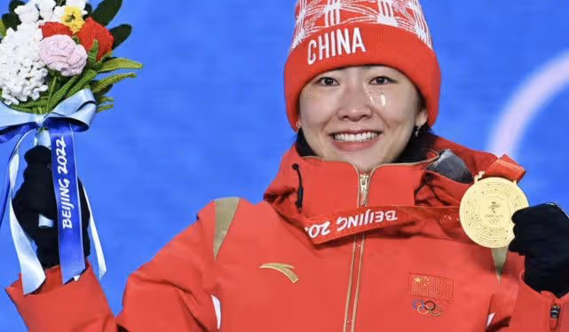 奧運冠軍徐夢桃被求婚成功！男友單膝下跪獻大鑽戒，女方激動落淚