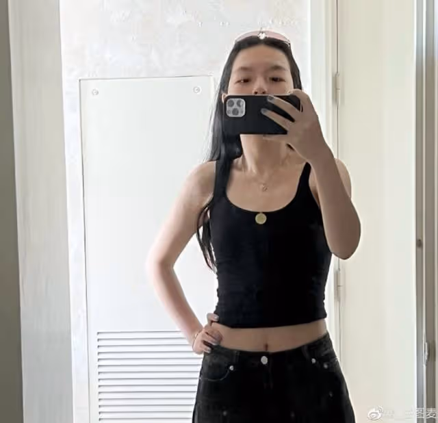 李詠19歲女兒對鏡自拍,穿露臍裝大方秀身材,親媽贊其"素顏能打"