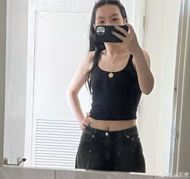 李詠19歲女兒對鏡自拍,穿露臍裝大方秀身材,親媽贊其"素顏能打"