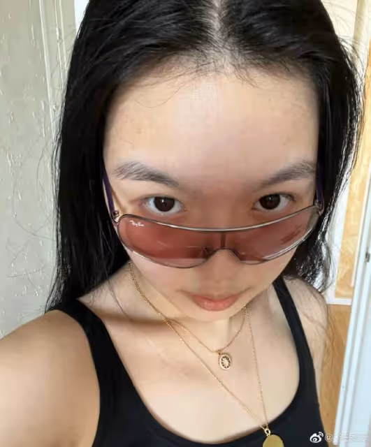 李詠19歲女兒對鏡自拍,穿露臍裝大方秀身材,親媽贊其"素顏能打"