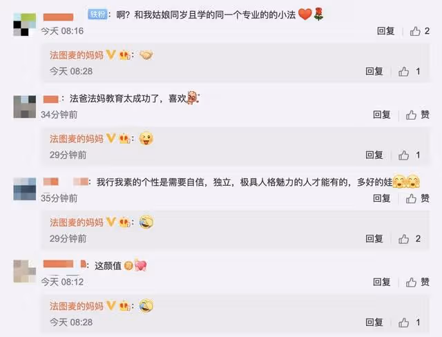 李詠19歲女兒對鏡自拍,穿露臍裝大方秀身材,親媽贊其"素顏能打"