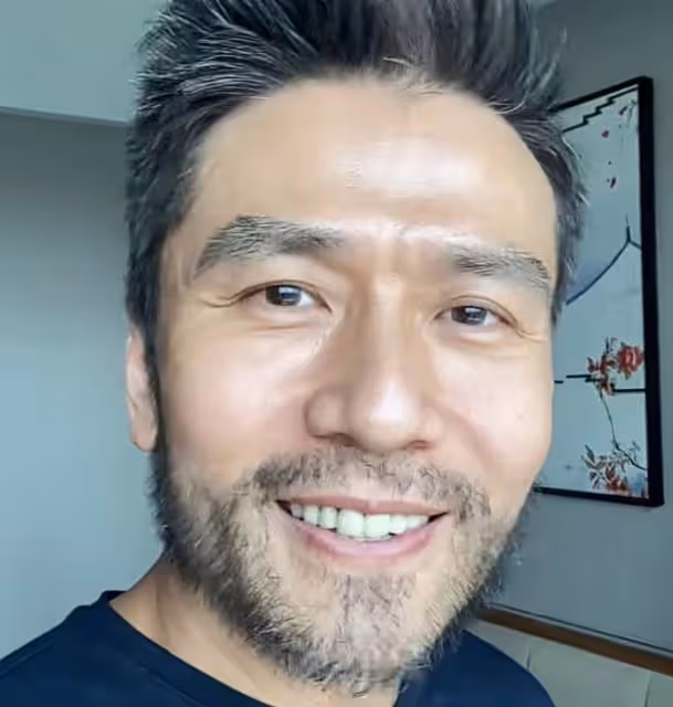唐文龍結束隔離太開心,請網友推薦重慶美食,52歲頭髮鬍子已花白