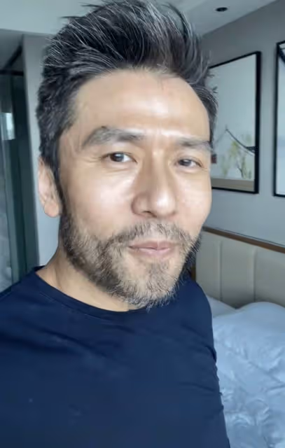 唐文龍結束隔離太開心,請網友推薦重慶美食,52歲頭髮鬍子已花白