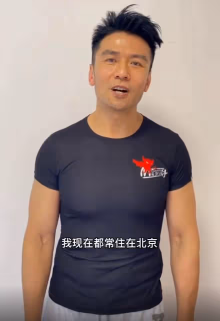 唐文龍結束隔離太開心,請網友推薦重慶美食,52歲頭髮鬍子已花白