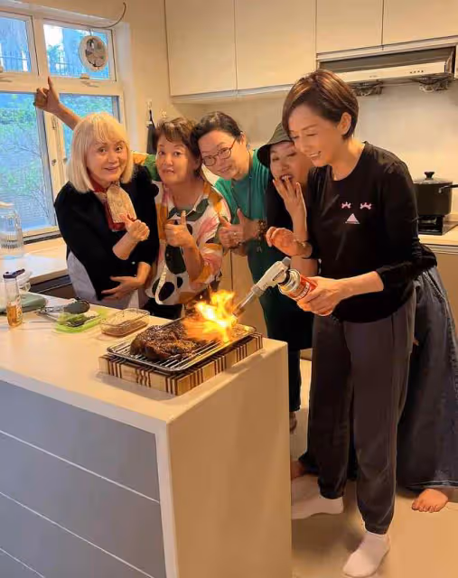 毛舜筠邀友人做客豪宅,親自下廚做黑毛豬叉燒,林建明豎拇指大讚