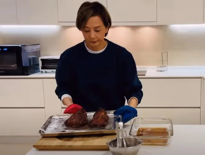 毛舜筠邀友人做客豪宅,親自下廚做黑毛豬叉燒,林建明豎拇指大讚