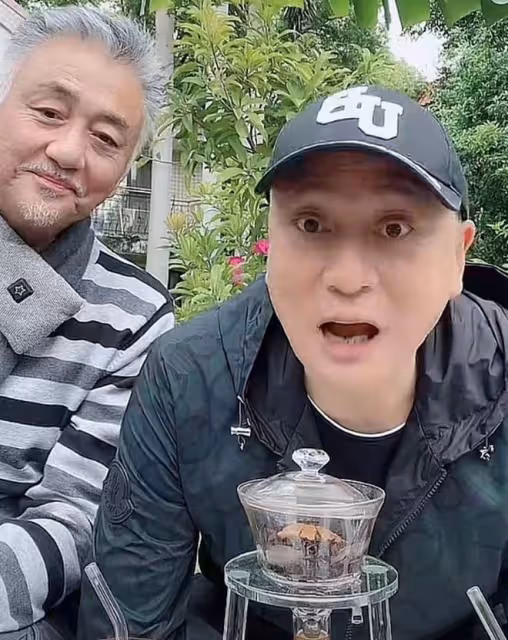湯鎮業與哥哥做直播，澄清不是雙胞胎，湯鎮宗被問女兒湯洛雯婚期