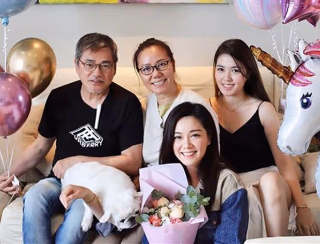 湯鎮業與哥哥做直播，澄清不是雙胞胎，湯鎮宗被問女兒湯洛雯婚期
