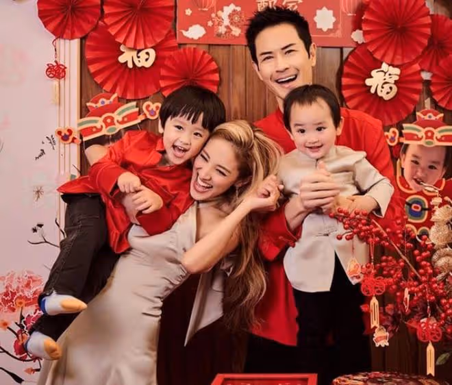 鄭嘉穎小22歲嬌妻拍寫真！光腳秀出白皙美腿，好身材不像倆娃的媽
