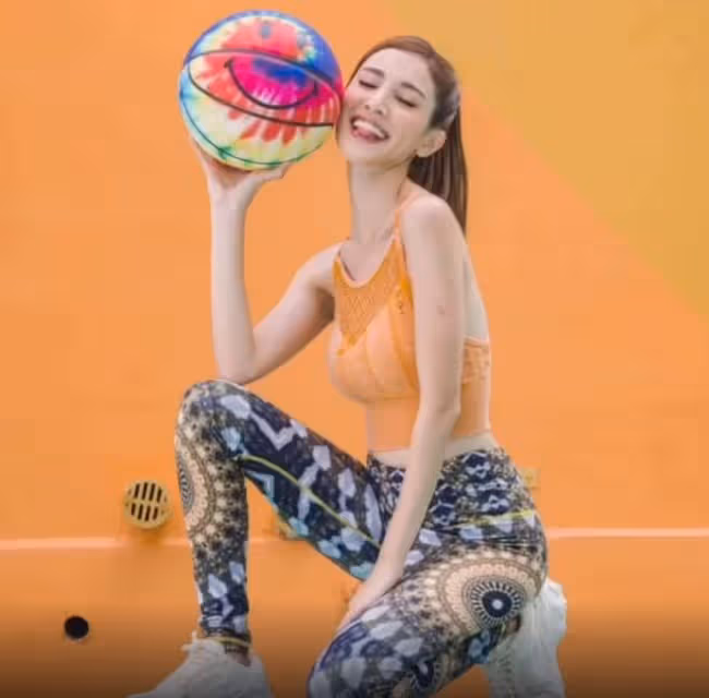 鄭嘉穎小22歲嬌妻拍寫真！光腳秀出白皙美腿，好身材不像倆娃的媽