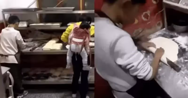 父親殘障！11歲兒子淩晨5點起床幫擀麵「一做就是兩三個小時」，媽背一歲弟烙餅，雖艱苦但溫馨，惹眾人感歎：真的很懂事