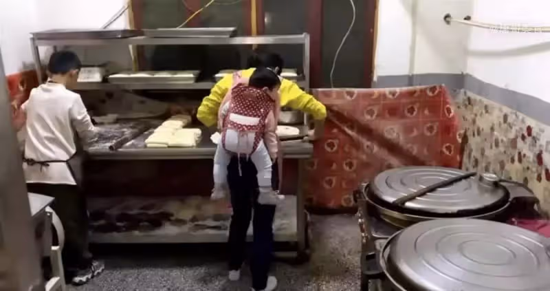 父親殘障！11歲兒子淩晨5點起床幫擀麵「一做就是兩三個小時」，媽背一歲弟烙餅，雖艱苦但溫馨，惹眾人感歎：真的很懂事