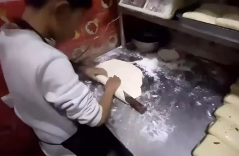 父親殘障！11歲兒子淩晨5點起床幫擀麵「一做就是兩三個小時」，媽背一歲弟烙餅，雖艱苦但溫馨，惹眾人感歎：真的很懂事